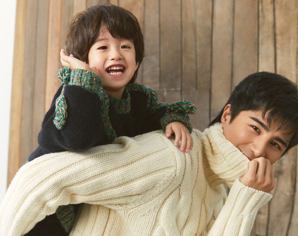 姜潮2岁儿子首次拍摄大片唇红齿白睫毛浓密颜值丝毫不输爸妈