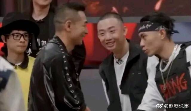 初舞台表演，欧阳靖演唱了《Brother man》……休闲区蓝鸢梦想 - Www.slyday.coM