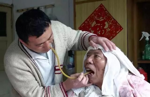 吃百家饭长大的王希海放弃出国机会父亲是植物人26年不离不弃