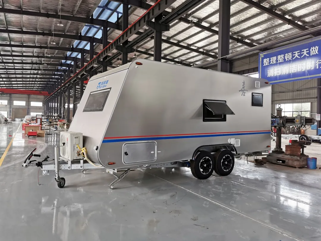 这款车采用双轴设计,可以提供更多大的承载力,让拖挂房车行驶中也更加