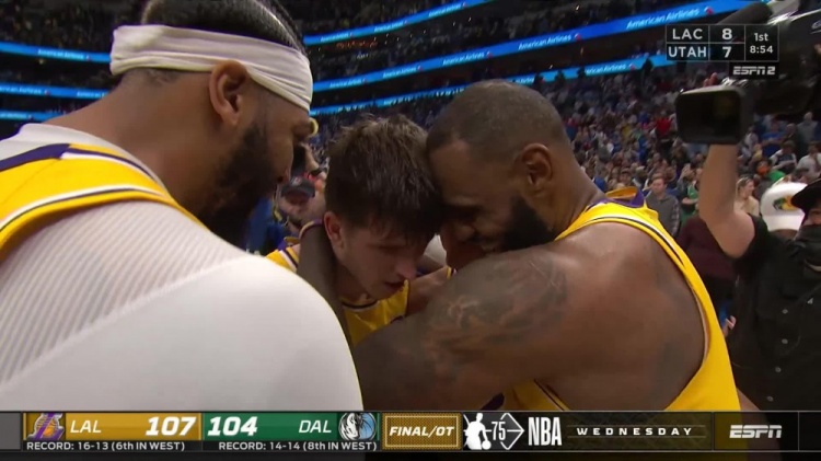 加时绝杀!湖人赛后好似夺冠现场:詹姆斯搂着功臣,三巨头笑开花休闲区蓝鸢梦想 - Www.slyday.coM 加时绝杀!湖人赛后好似夺冠现场:詹姆斯搂着功臣,三巨头笑开花休闲区蓝鸢梦想 - Www.slyday.coM