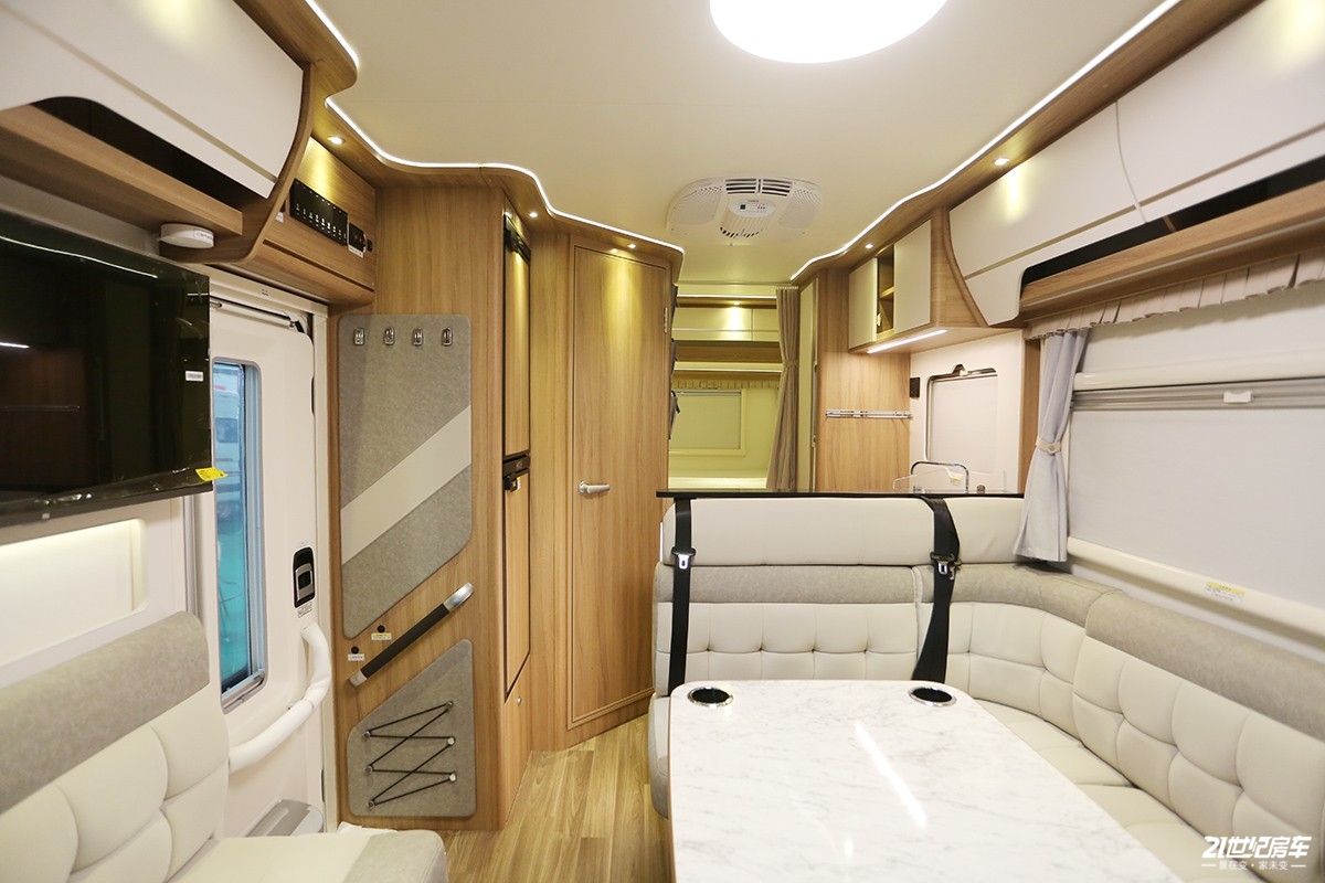 航空轻量化设计配30t自动挡能食宿多人国产宾歌精致型房车