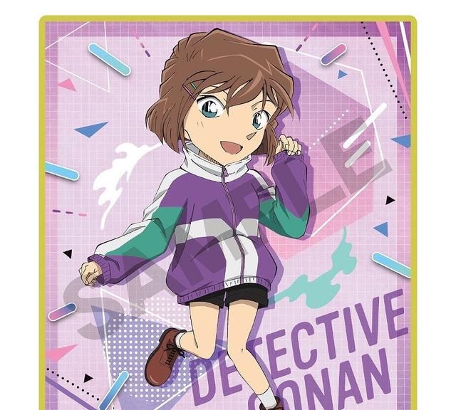 灰原哀的等身立绘画的超级好看,她身穿紫色运动休闲装,搭配黑色短裤