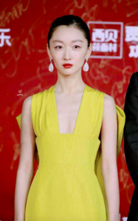 周冬雨可惜了,出席活动身材严重营养不良,直线腰身甚至还没头大