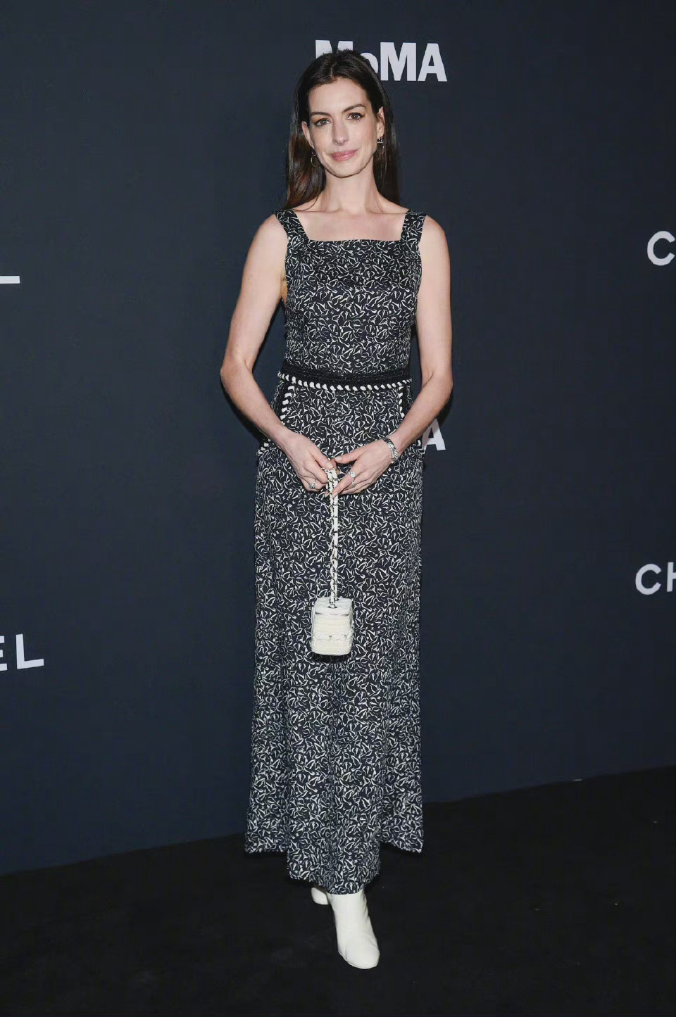 annehathaway身穿chanel早春长裙亮相纽约活动十分大气的搭配