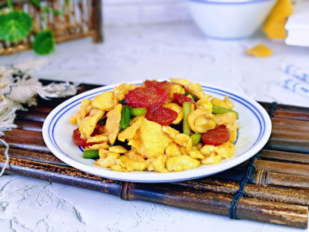 腊肠炒鸡蛋腊肠的油脂混合鸡蛋煎炒真好吃