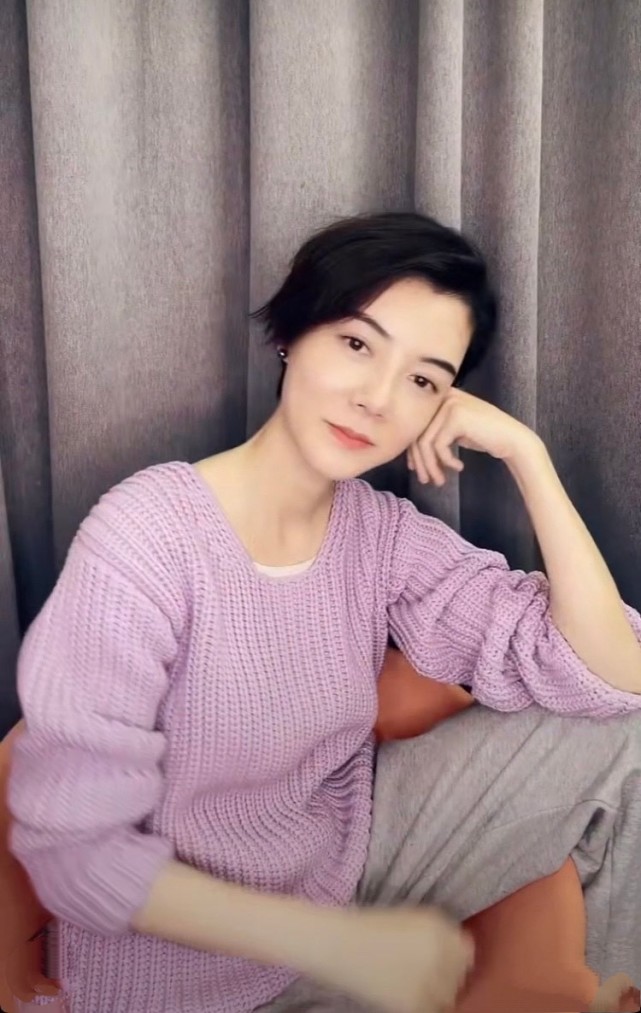 被39岁车晓圈粉了私服造型接地气纯素颜面对镜头大方自信