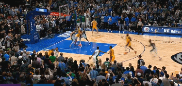 湖人热血一战，加时最后0.9秒，奇兵三分绝杀，全队狂欢如夺冠休闲区蓝鸢梦想 - Www.slyday.coM