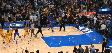 湖人热血一战，加时最后0.9秒，奇兵三分绝杀，全队狂欢如夺冠休闲区蓝鸢梦想 - Www.slyday.coM