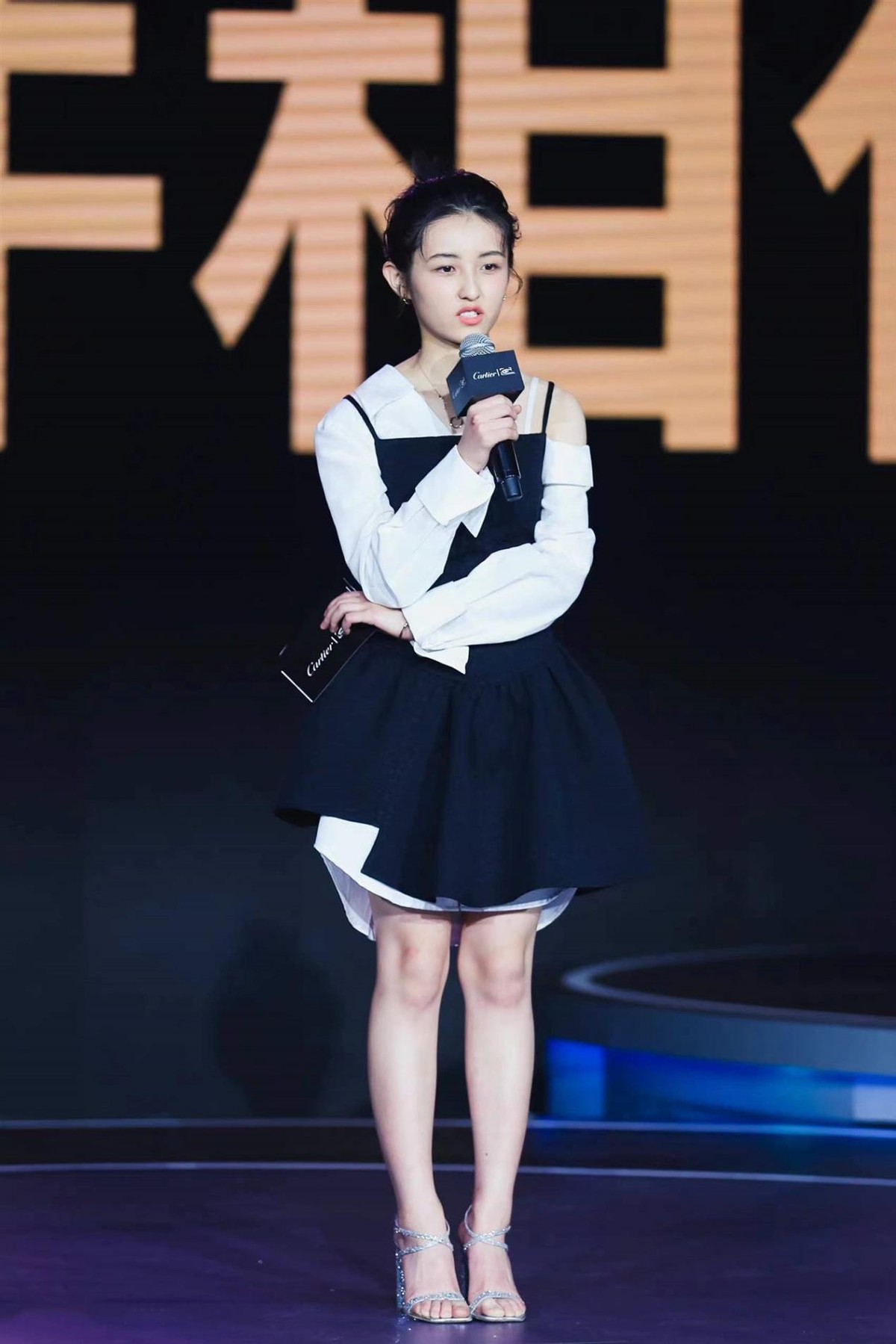 感觉张子枫还是没怎么长大就算穿偏性感的裙子也都很清纯