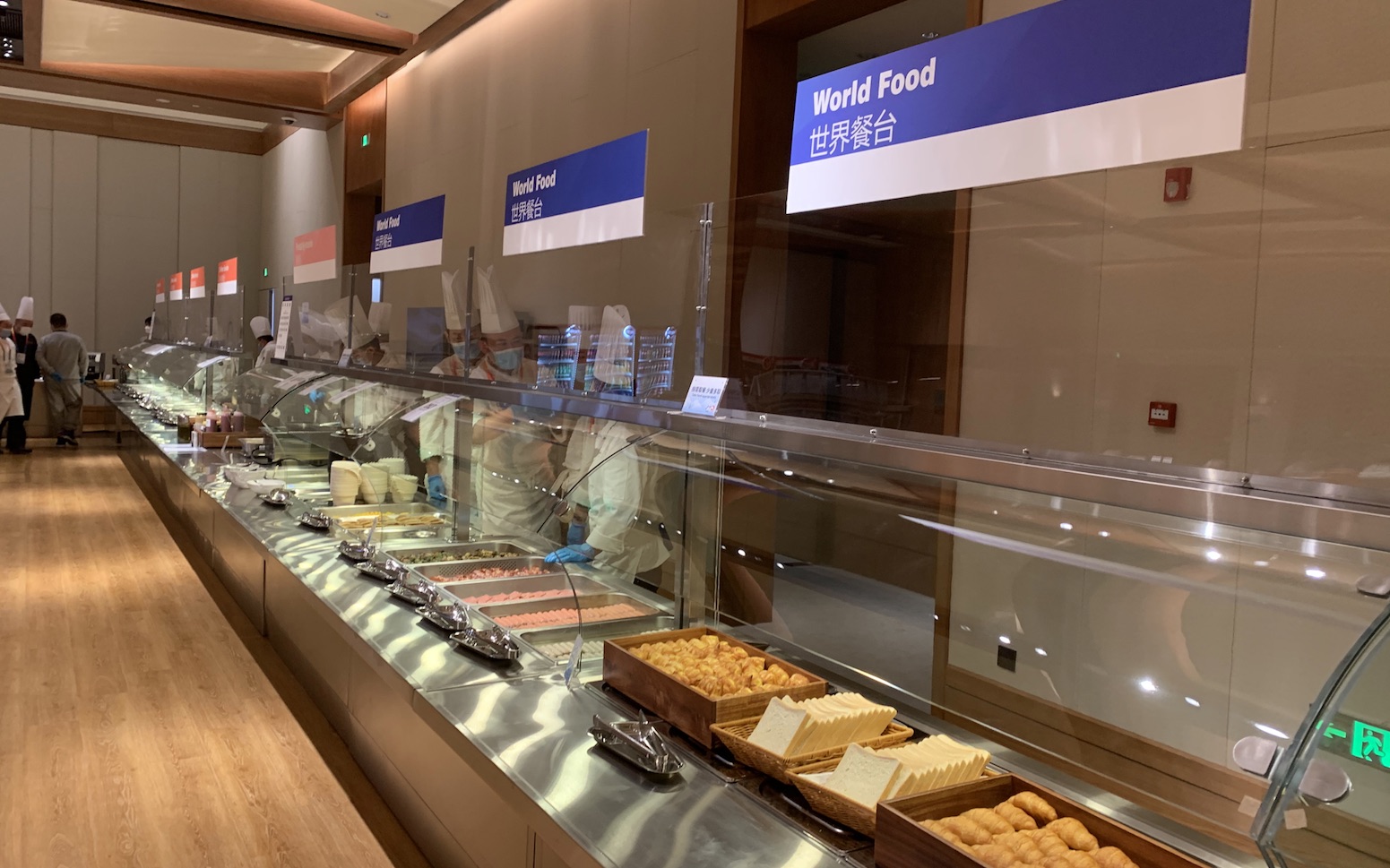 娱乐中心引进的滑雪模拟器,深海探测器等现代娱乐设施让居民