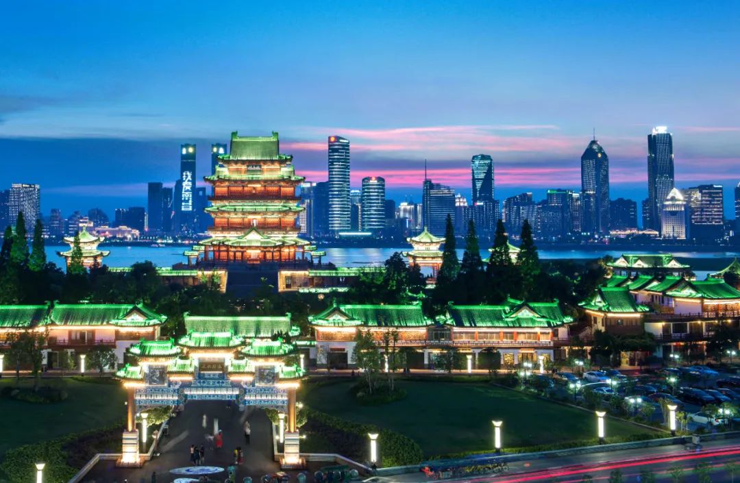 南昌一座城市的ab面