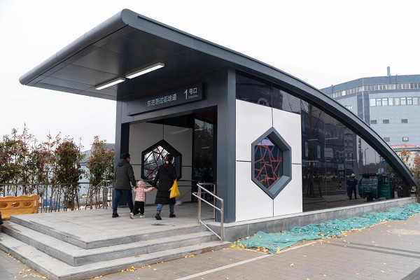 东进路地下过街人行通道是泰州市第一个地下过街人行通道,该过街通道