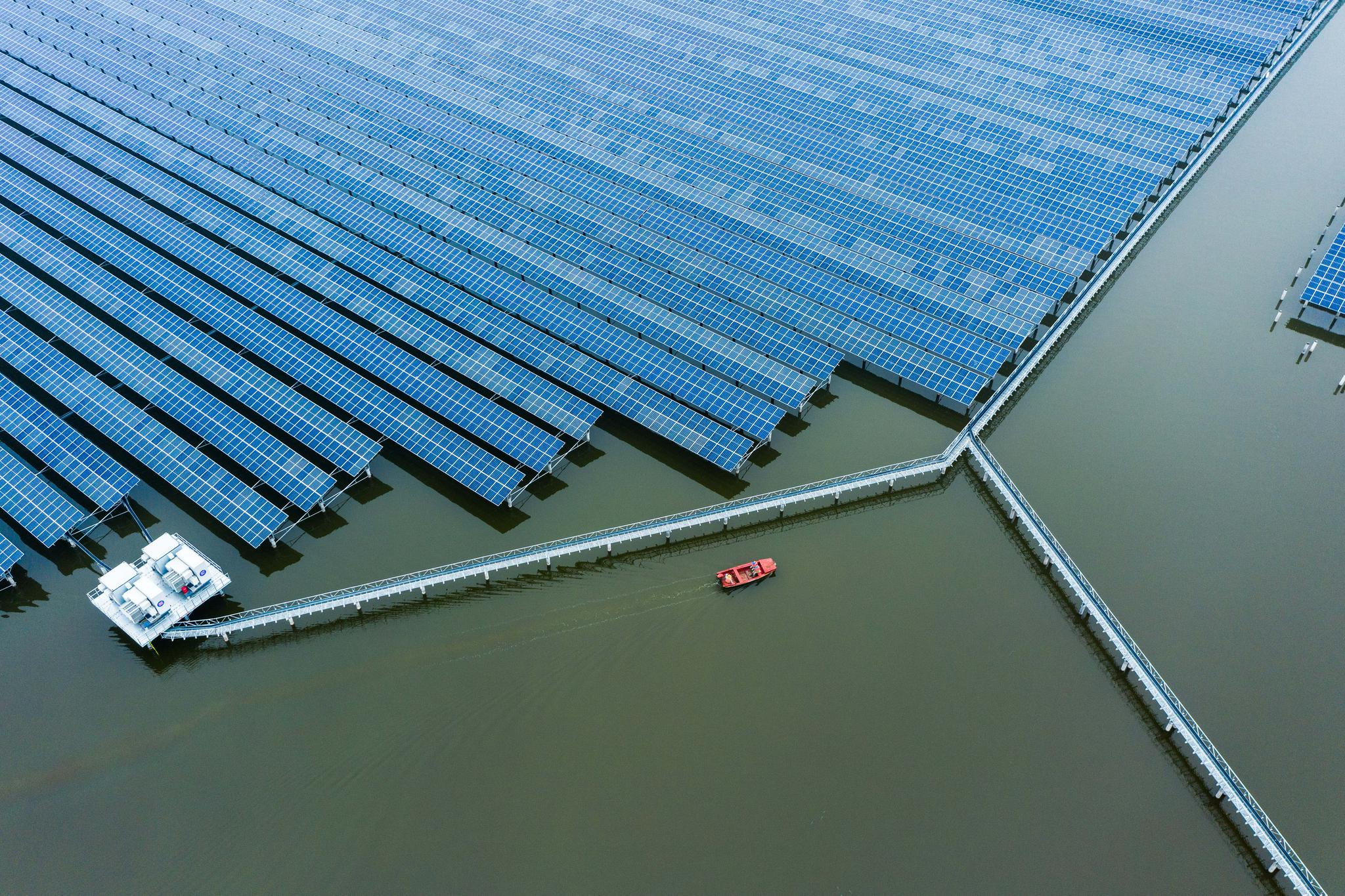 浙江温州泰瀚550兆瓦渔光互补发电项目并网发电