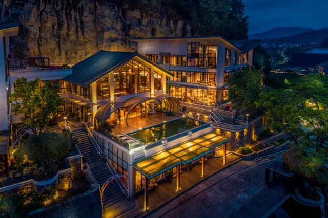 住宿推荐丨探寻白色以外的五彩冬天住悬崖峭壁下的半山酒店