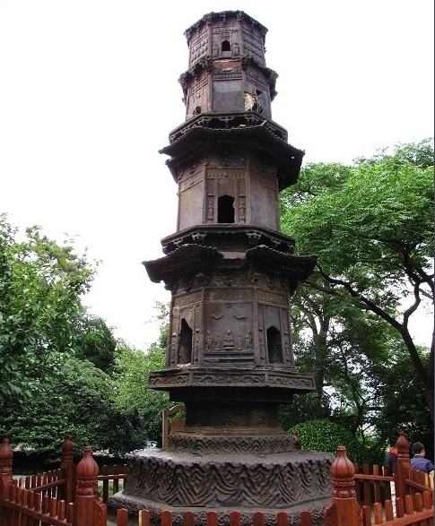 北固山上的铁塔900岁了它还是省内唯一的古铁塔