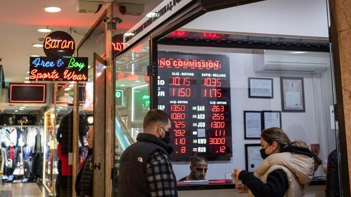 土耳其里拉贬值 油价猛涨致居民出行成本上升（视频）