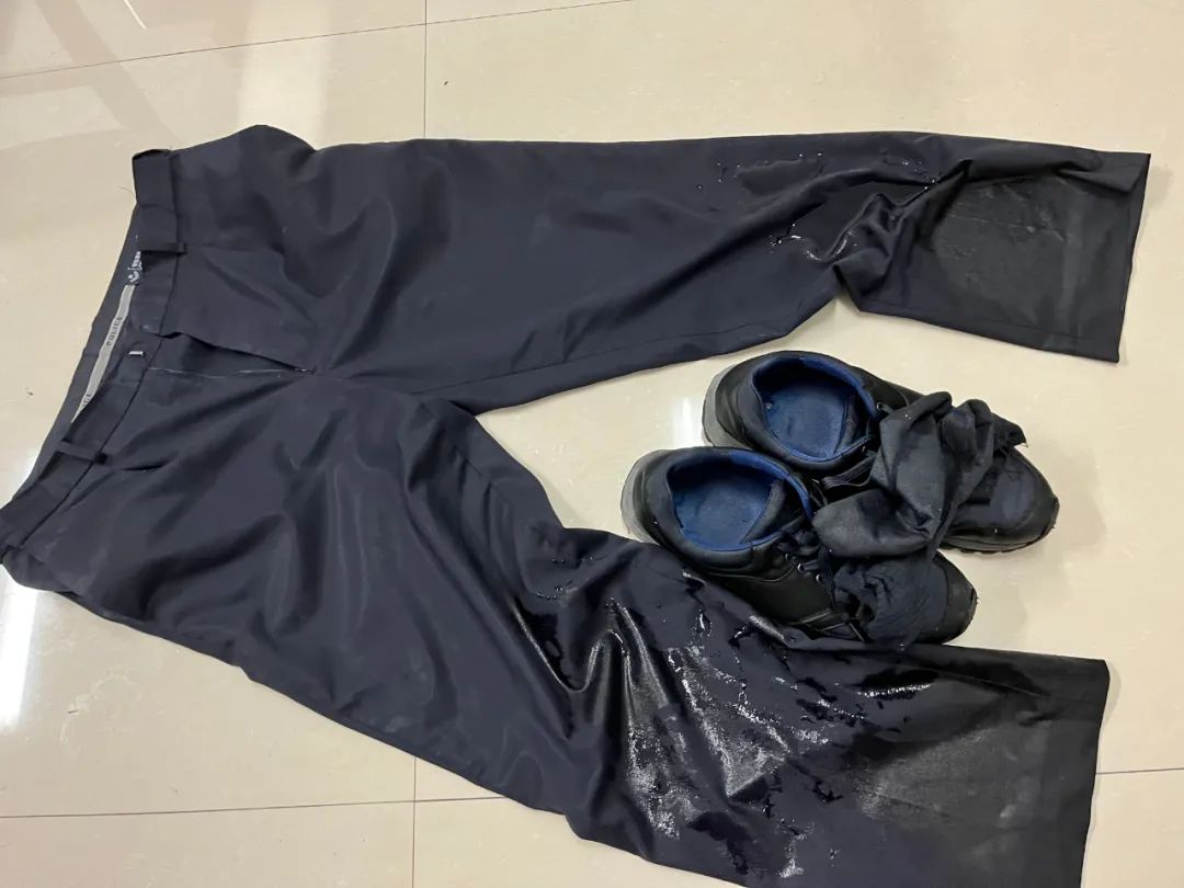 民警被河水浸湿的鞋袜和裤子
