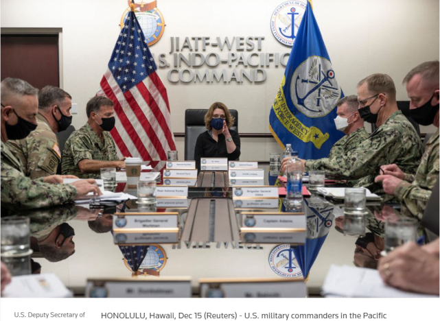 凯瑟琳·希克斯与美国印太司令部官员会谈。图源：路透社截图