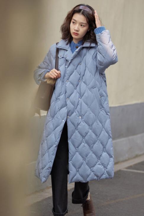 这才是潮人该有的穿搭,四种"亮色"羽绒服让你气质倍增,超洋气|羽绒服