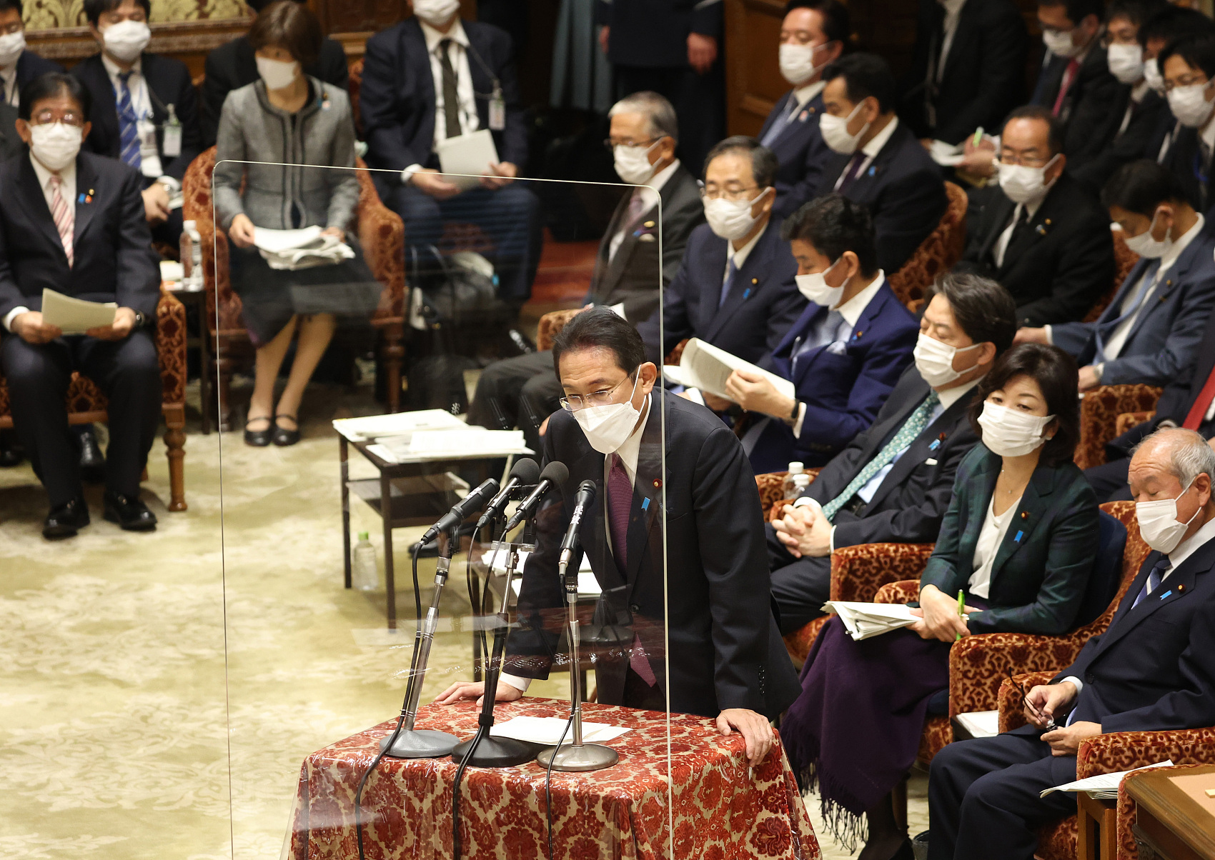 12月15日，日本首相岸田文雄出席日本众议院预算委员会（图源：视觉中国）