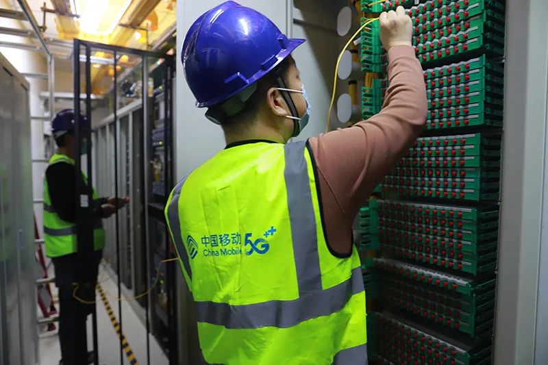 图为河北移动张家口分公司网络部工作人员在进行测试.