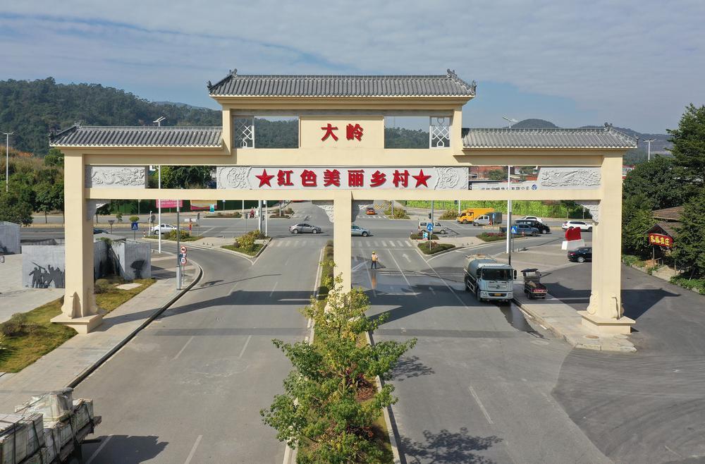 大岭村位于东莞市大岭山镇西南面,距镇中心区3公里,东临矮岭冚村,南与