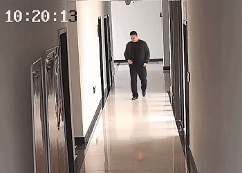 △陈源凯多次手抚胸、咳嗽