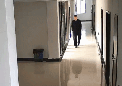 △陈源凯多次手抚胸、咳嗽