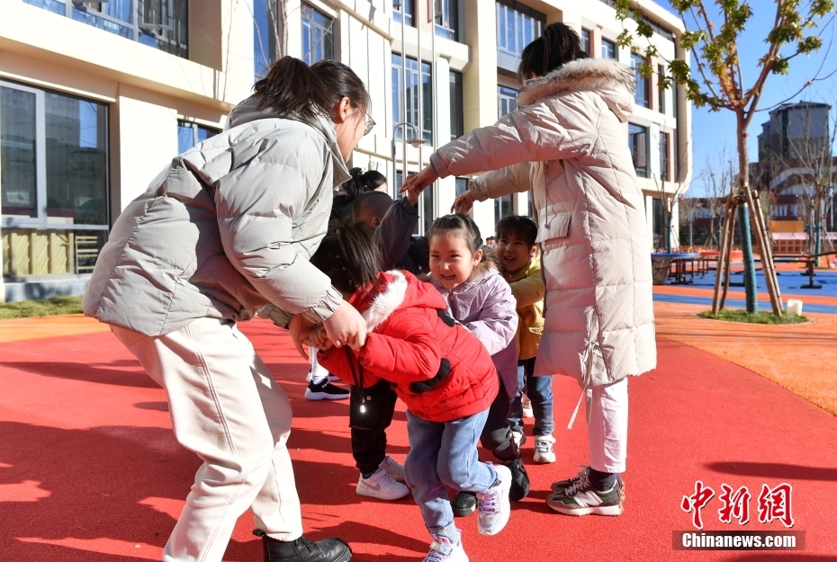 资料图：幼儿园的老师带领小朋友做课间游戏。中新社记者 韩冰 摄