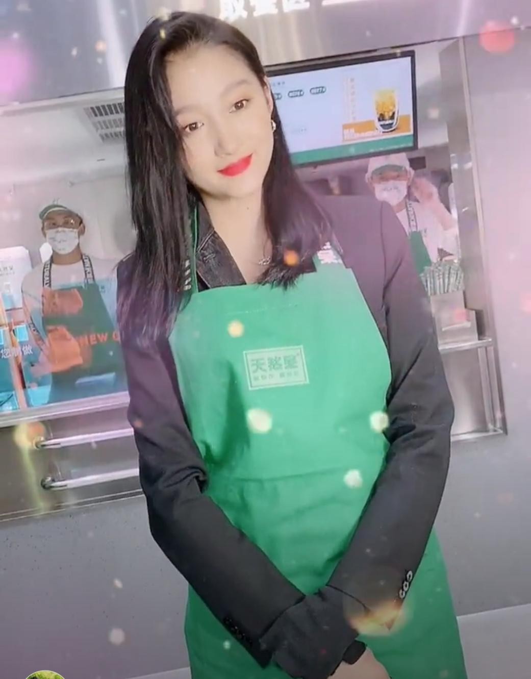 关晓彤现身自家奶茶店,亲自当服务生招呼顾客|关晓彤_新浪新闻