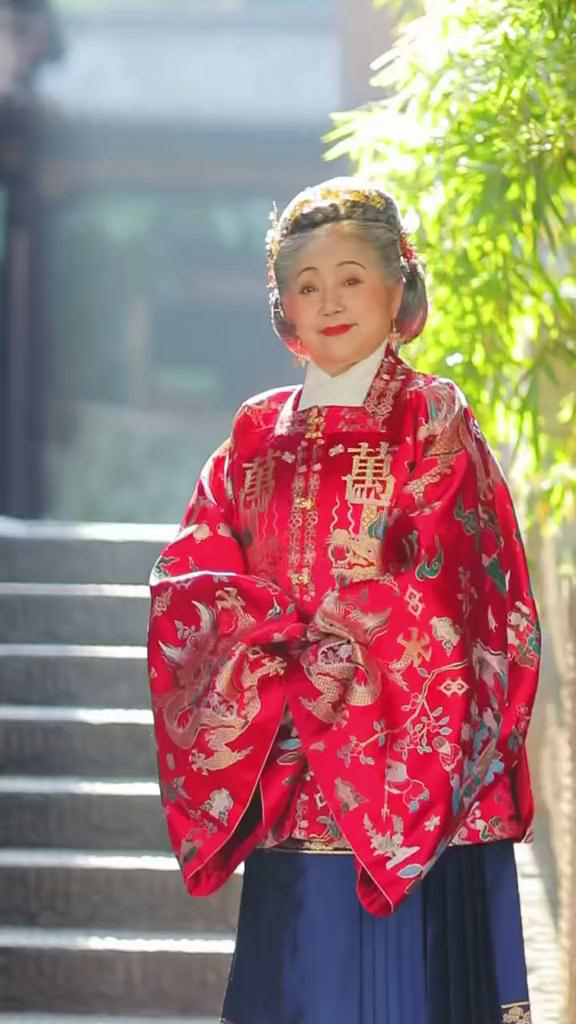 这位77岁的奶奶把老祖宗的贵气和精气神演绎的活灵活现