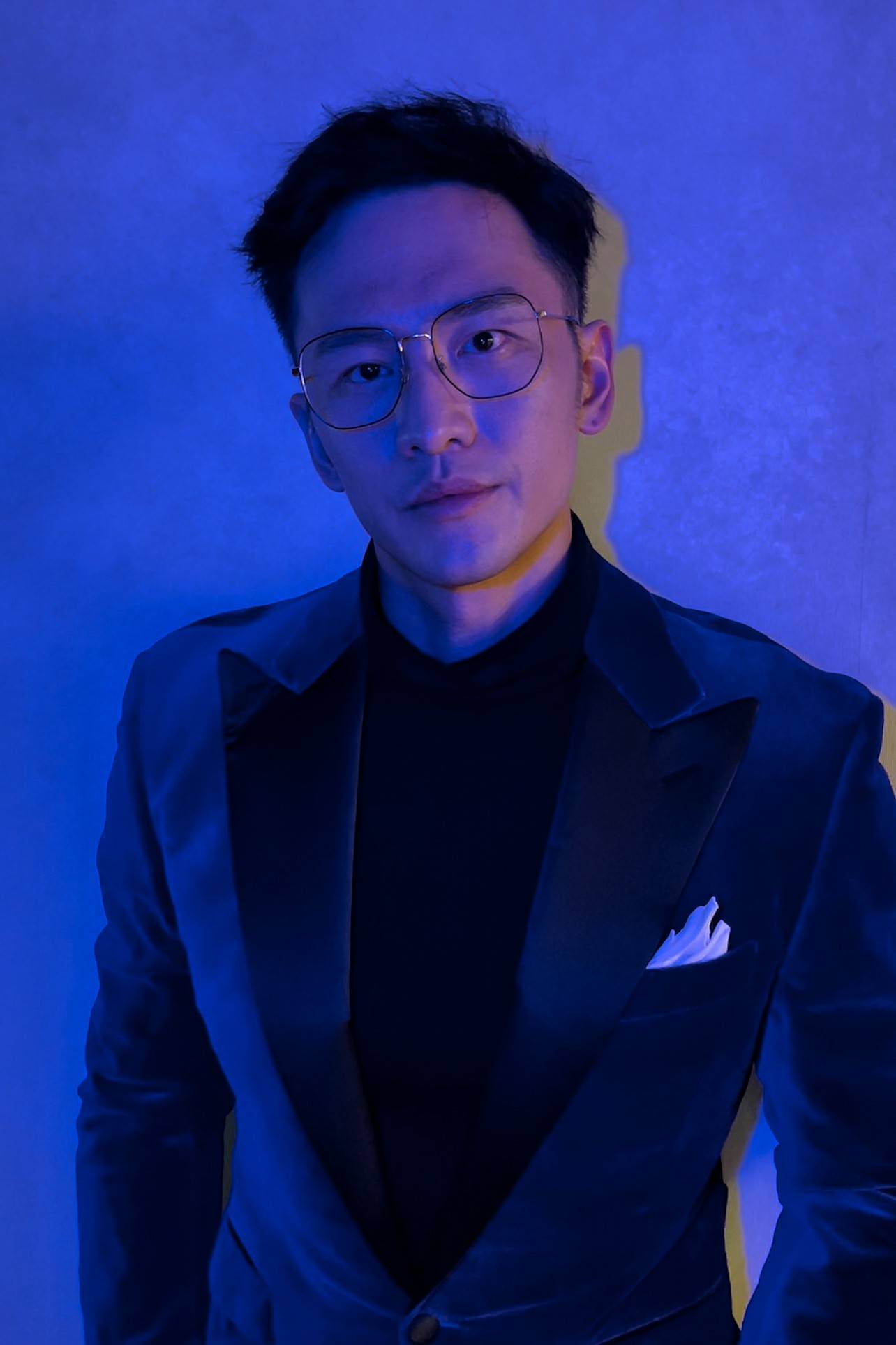 顾佑明西装藏不住结实肌肉这样的型男请给我来一打