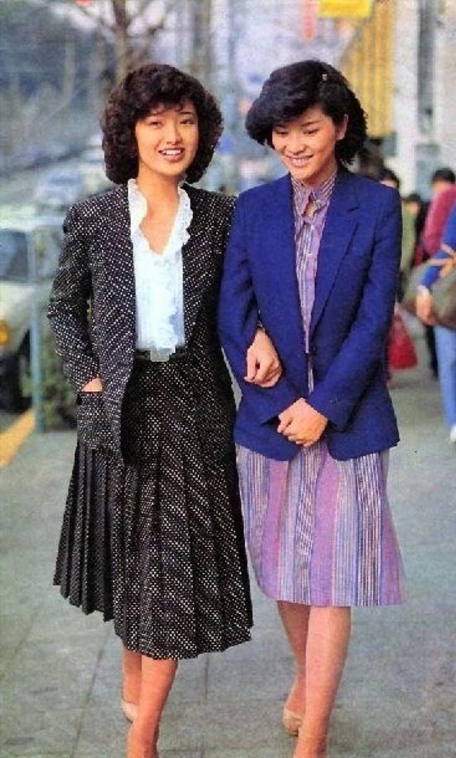 山口百惠把衬衫穿得真洋气搭长裙秀雅清丽照样时髦不土气