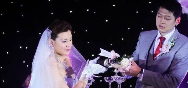 莫科:爱妻去世一夜白头,再婚娶亚洲蝶后,两人一同照顾前妻父母休闲区蓝鸢梦想 - Www.slyday.coM 莫科:爱妻去世一夜白头,再婚娶亚洲蝶后,两人一同照顾前妻父母休闲区蓝鸢梦想 - Www.slyday.coM