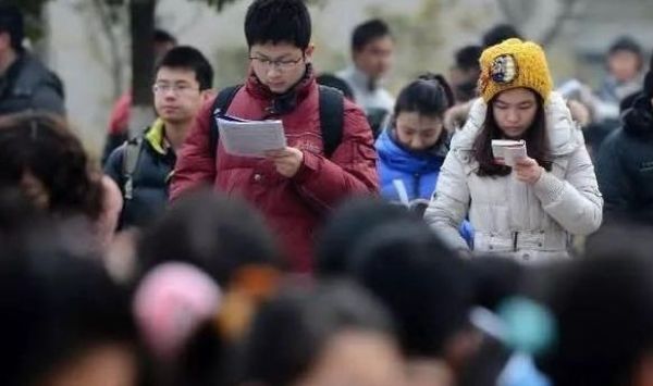 考研对学生颜值影响有多大？看对比图就明了，网友：这是一个人？休闲区蓝鸢梦想 - Www.slyday.coM