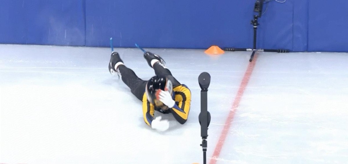 千万网红参加短道速滑受伤后仰摔倒脸着地眼角流血不停好吓人