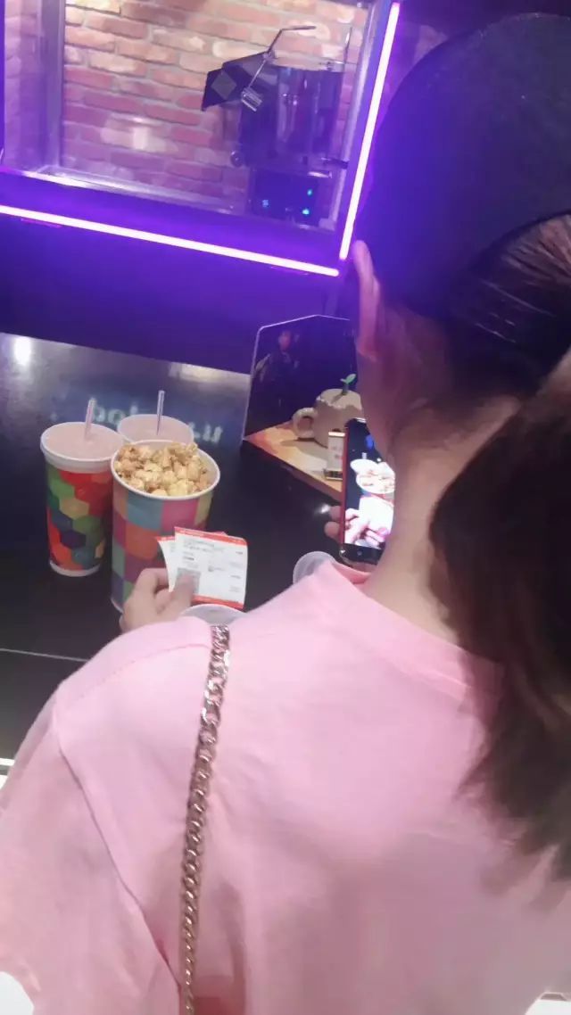 女生愿意和你看电影了说明了什么