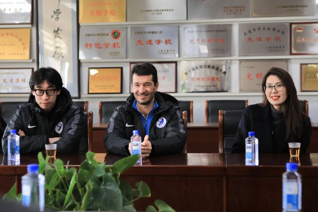 大连人职业足球俱乐部在大连开发区一中举行球衣赠予仪式