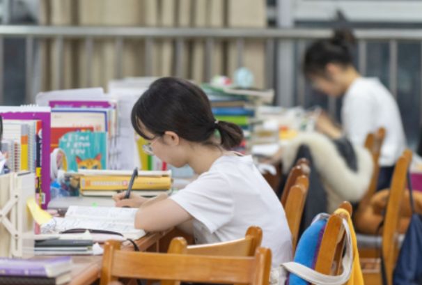 考研对学生颜值影响有多大？看对比图就明了，网友：这是一个人？休闲区蓝鸢梦想 - Www.slyday.coM