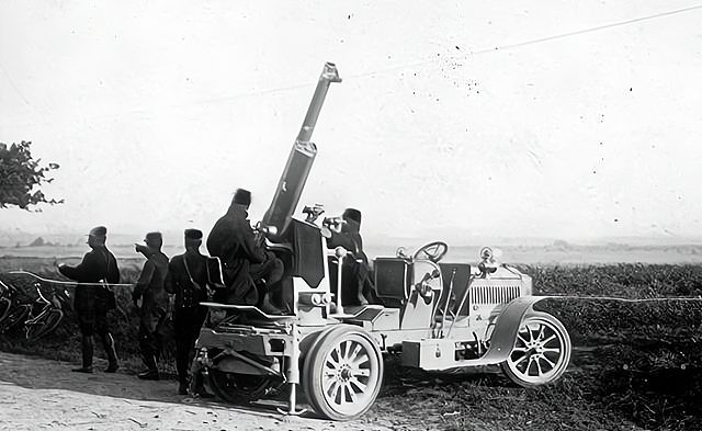 室的后方安装高射炮,所谓的高射炮其实就是一门经过修改的m1897野战炮