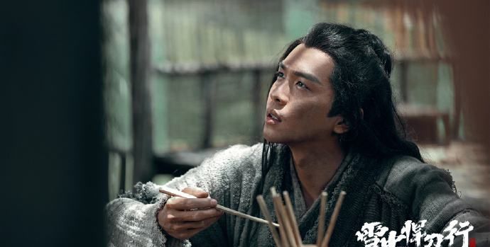 《雪中悍刀行》老黄明明武功高强，为何每次遇事就“怂”？休闲区蓝鸢梦想 - Www.slyday.coM