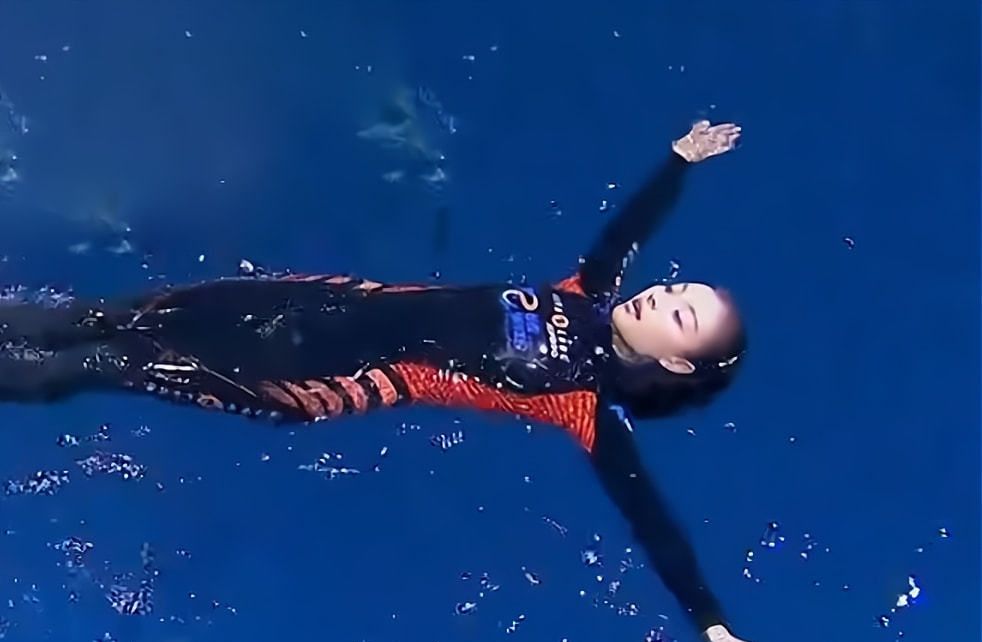 倪妮游泳视频被翻出穿连体泳衣身形傲人泳姿太美引起热议