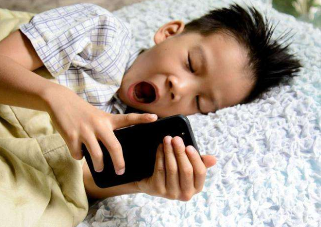 妈妈每天放纵孩子看10小时电视换来了最坏结果话都不会说了