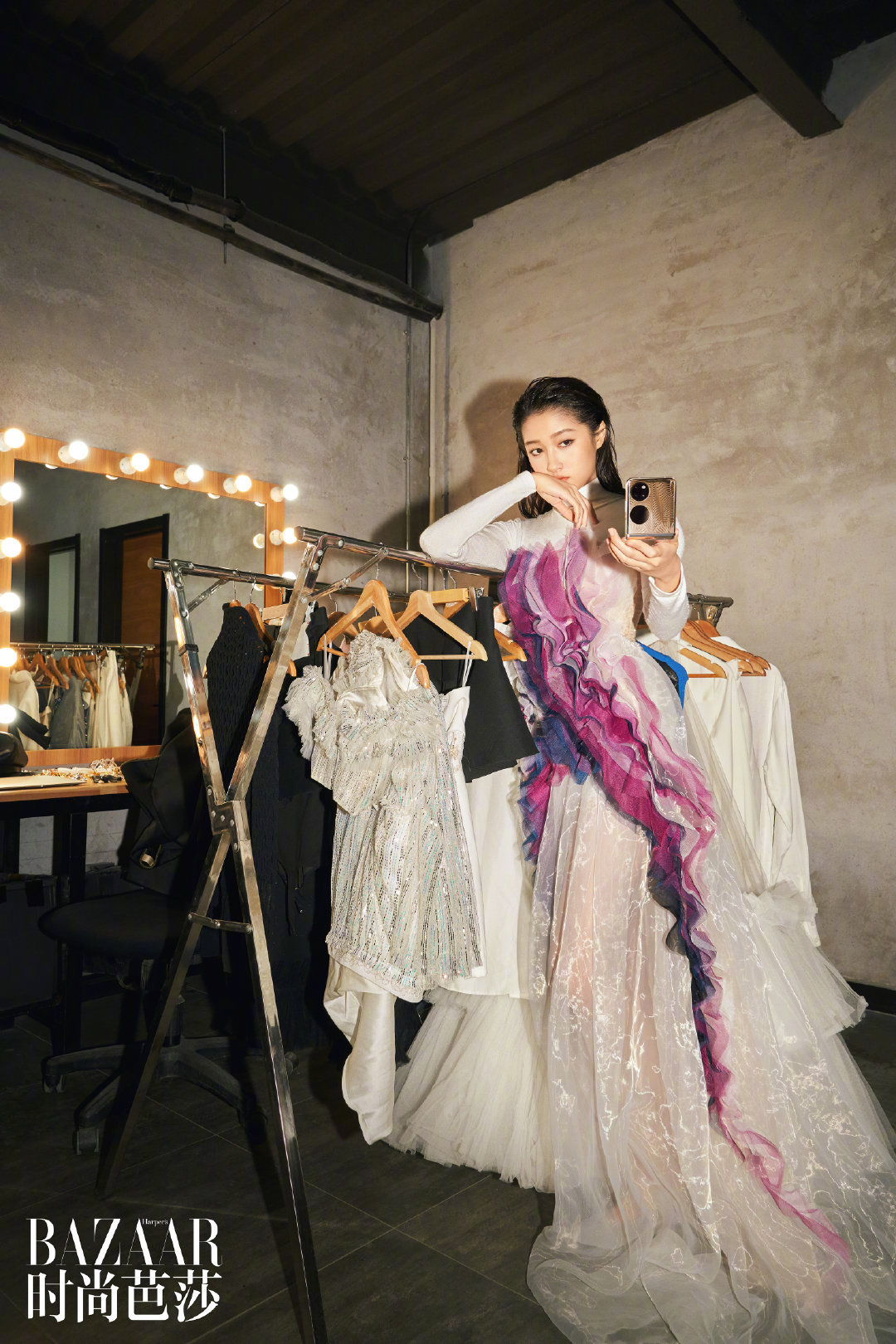 关晓彤时尚芭莎大片五官真的好精致啊身材也是十分优越