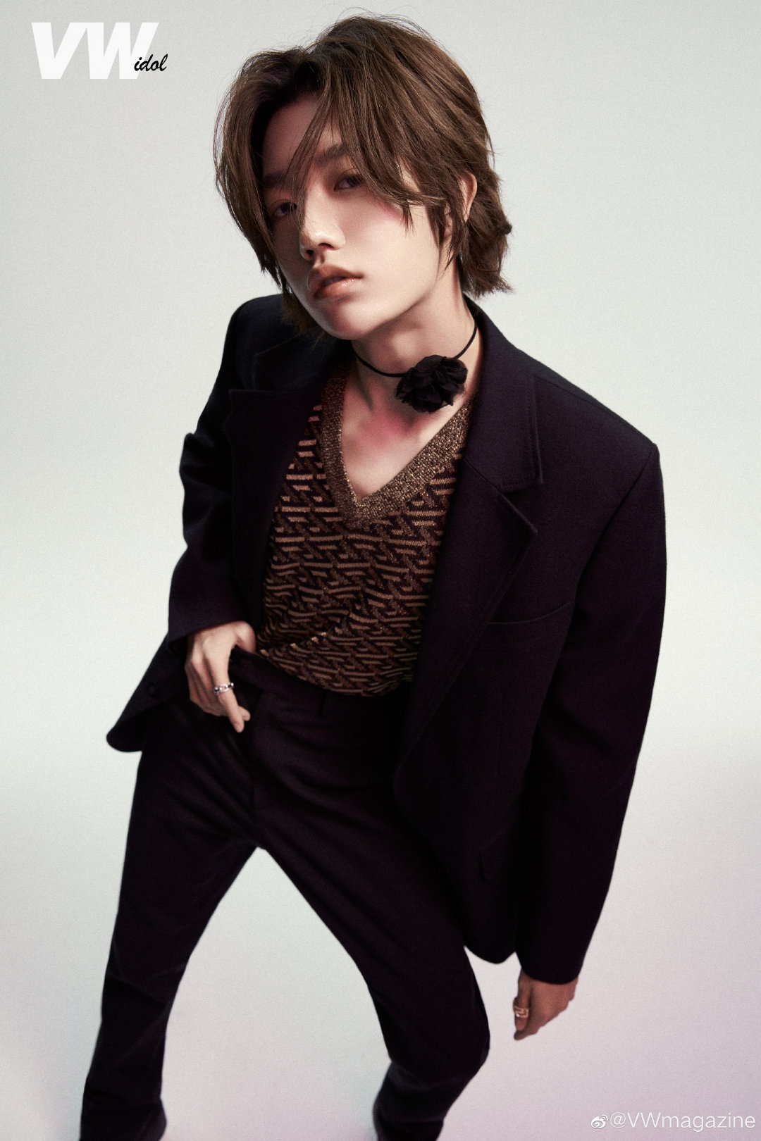 孙滢皓杂志大片惊喜掉落杂志造型突出色彩的碰撞