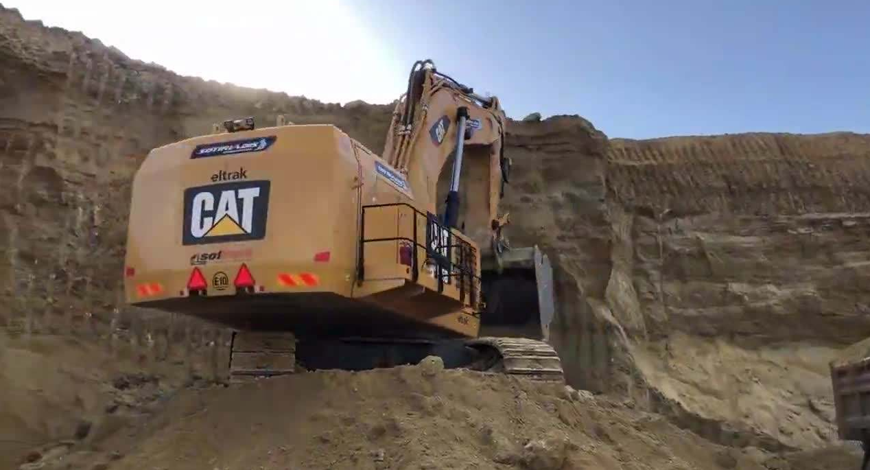 5110b系列挖掘机发展而来,并用于取代6015型的新一代挖掘机,尽管卡特