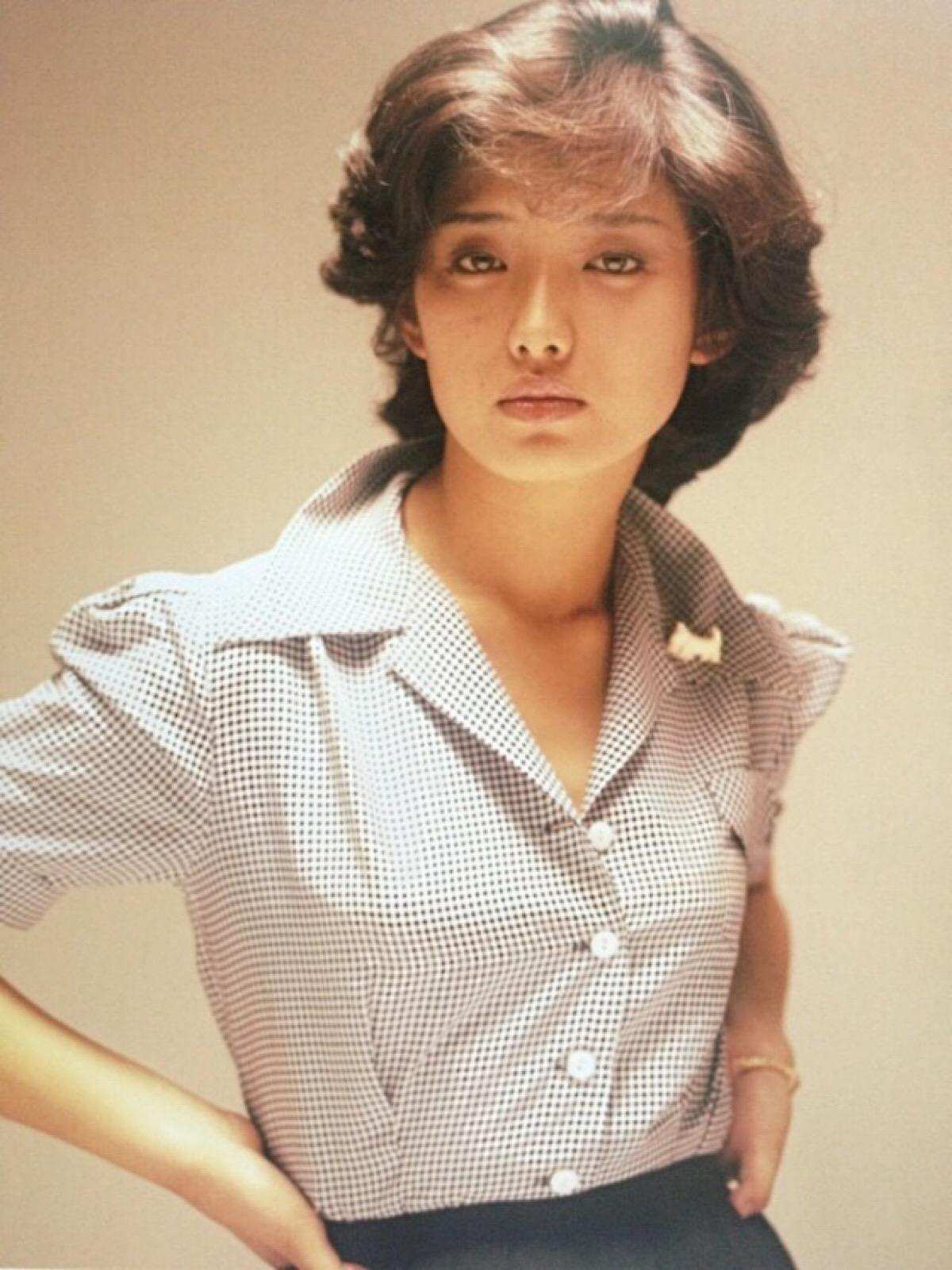 山口百惠把衬衫穿得真洋气搭长裙秀雅清丽照样时髦不土气