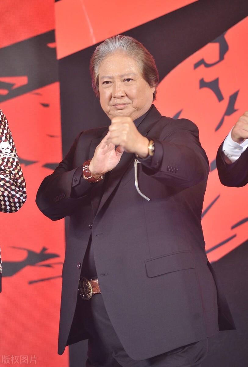 洪金宝年近七旬身体暴瘦拄拐杖复出拍打戏