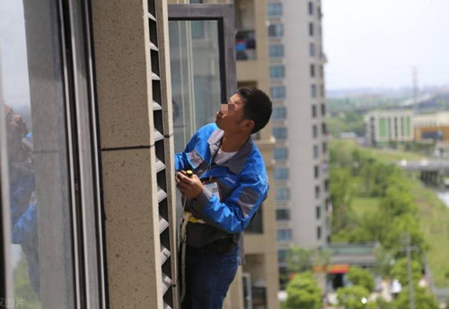 男子回收旧空调时失足坠亡，家属向雇主索赔200万，上海法院判了休闲区蓝鸢梦想 - Www.slyday.coM